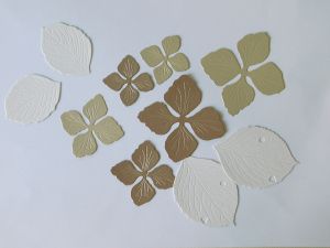 Цветя и листа от перлен картон - 10 бр.