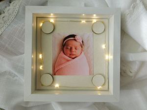 Персонализирано пано за новородено момиченце - 20 х 20 х 4 см
