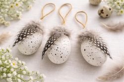 Бели декоративни яйца  с пера - 3 бр.
