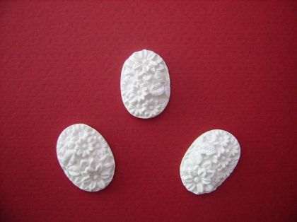 Цвете - 2,7х1,5см.