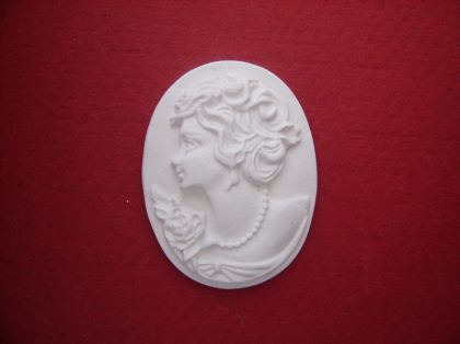 Камеа Дама с огърлица - 4х3см.