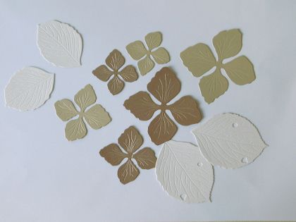 Цветя и листа от перлен картон - 10 бр.