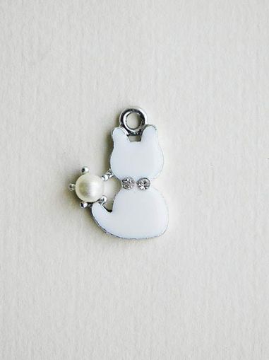 Котенце с перла - Бяло