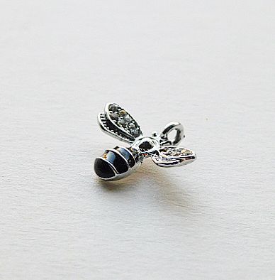 Пчела с камъчета