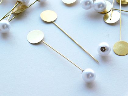 Основа за бутониера  / игла / - Златиста с бяла перла - 10 бр.