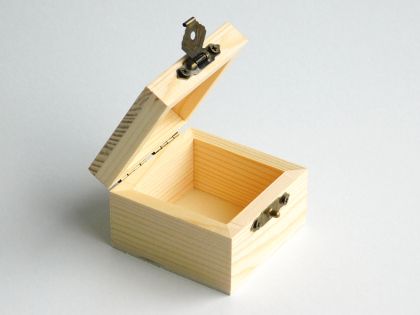 Мини Дървена кутия - 6,00 х 6,00 х 4,00 см.