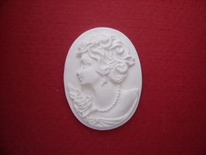 Камеа Дама с огърлица - 4х3см.