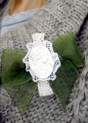 Камеа дама с огърлица и шапка