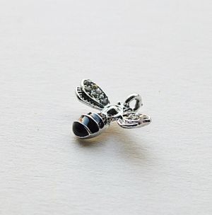 Пчела с камъчета